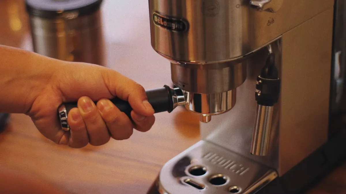 DeLonghi Dedica EC685 vs Philips LatteGo 5500: espresso makinesi