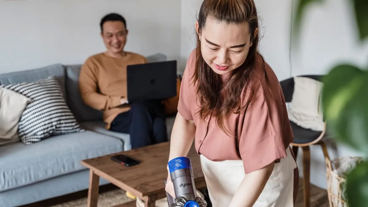 Dyson V12 vs V16: Hangi Dikey Süpürge Daha İyi Temizler 2026