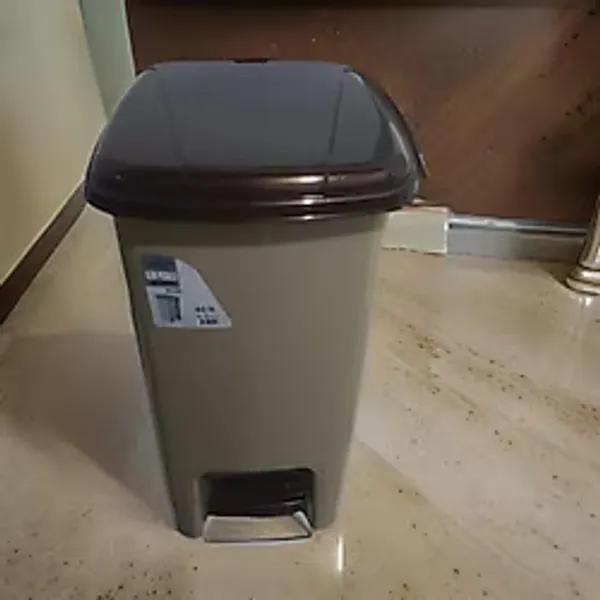 55 x 35 x 28 CM Ebatında 40 Lt Pedallı Kapaklı Krem Çöp Kovası (BANYO - MUTFAK - TUVALET - BALKON)