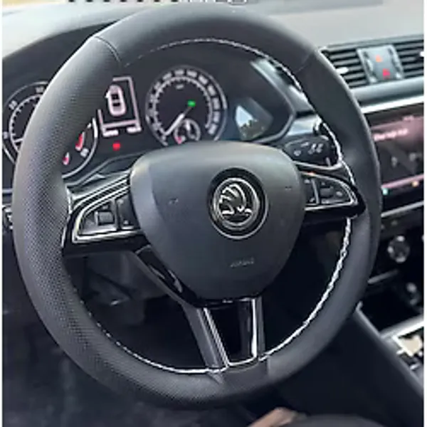 DİKİŞLİ DİREKSİYON KILIFI 2 PARÇA NOKTA / SİYAH DERİ BEYAZ DİKİŞLİ SKODA OCTAVİA SÜPERB