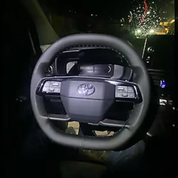 DİKİŞLİ DİREKSİYON KILIFI SİYAH DERİ SİYAH DİKİŞLİ TOYOTA PROACE İÇİN