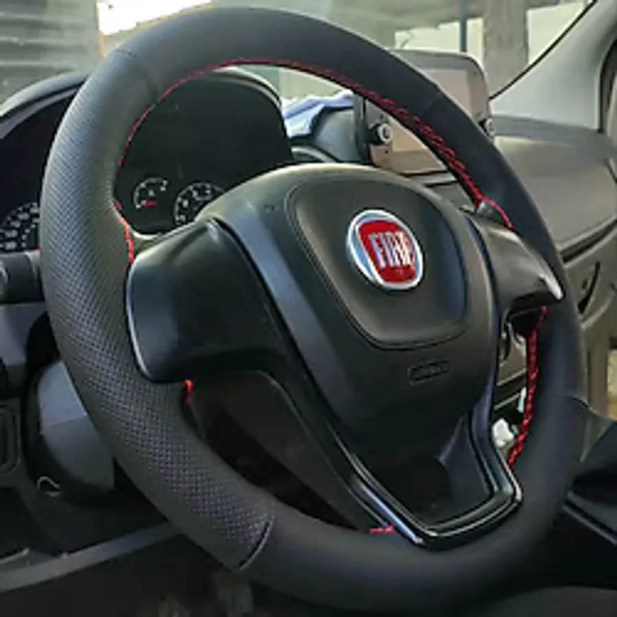DİKİŞLİ DİREKSİYON KILIFI SİYAH / NOKTA DERİ KIRMIZI DİKİŞLİ FIAT DOBLO 2015-2020 İÇİN