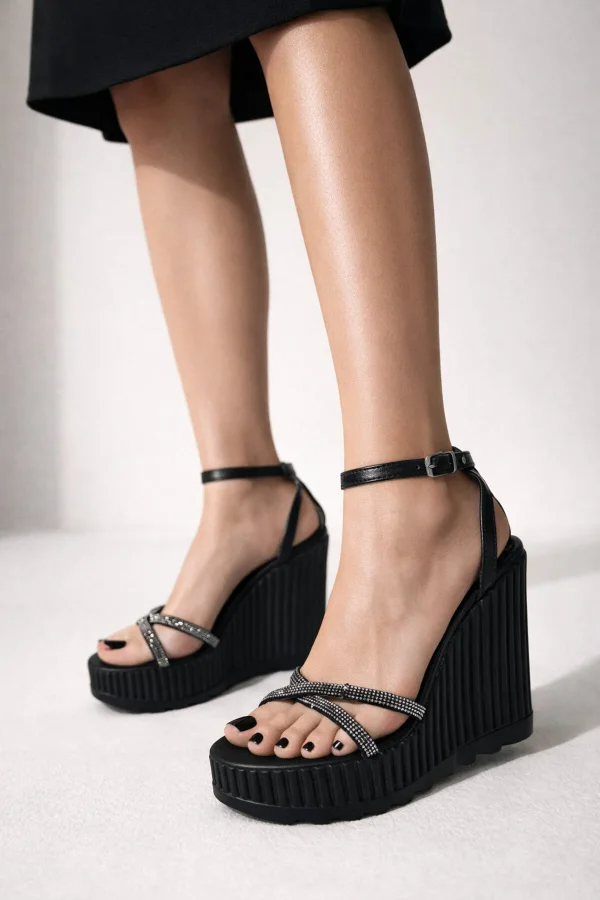 Firibu Dolgu Topuk Platform Sandalet Siyah Taşlı Çapraz Askılı Kadın Ayakkabı