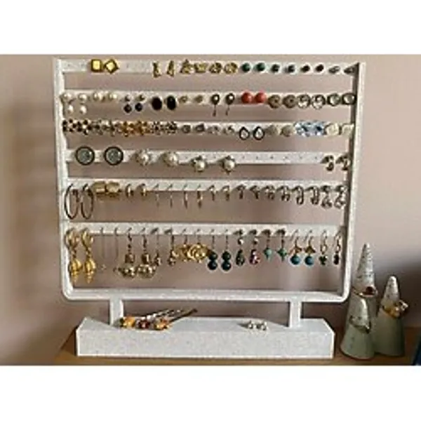 HouseTrend Küpe Standı ve Takı Organizeri - Metal Küpe Askısı ve Mücevher Düzenleyici - Sallantılı, Halka ve Vidalı Küpeler İçin Dekoratif Masaüstü Takı Tutucu Sergileme Standı - Earring Holder