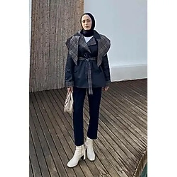 Lamelif Ekose Yaka Bağlama Detaylı Tesettür Trençkot, Lacivert, S/M Beden