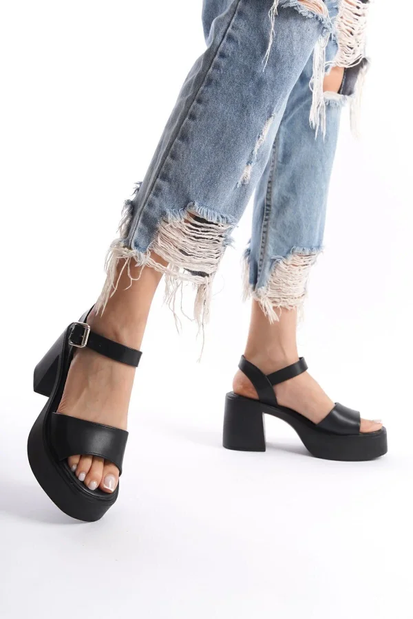 Limeo Siyah Yüksek Yandan Tokalı Tek Şeritli Önü Açık Cilt Yazlık Kadın Dolgu Taban Sandalet Ayakkabı