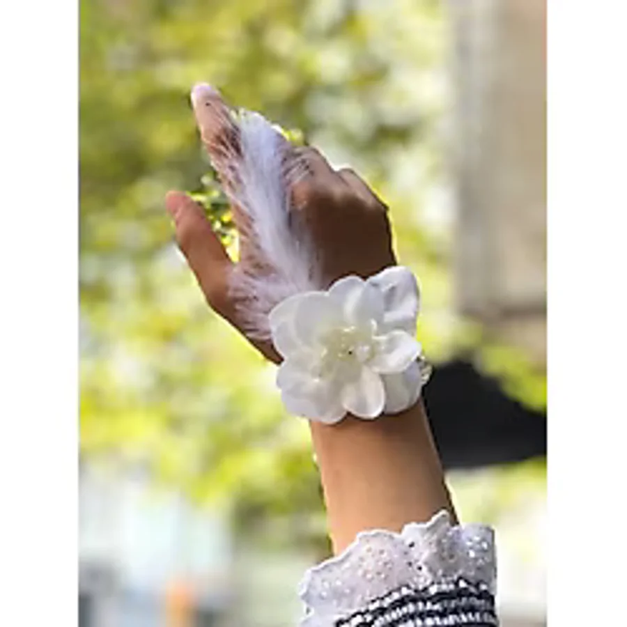Mena Rise Bride To Be Nedime Gelin Bilekliği Tüy ve Inci Boncuk Detaylı Beyaz Renkli Bekarlığa Veda Partisi Bilekliği 10 Adet - Lisinya