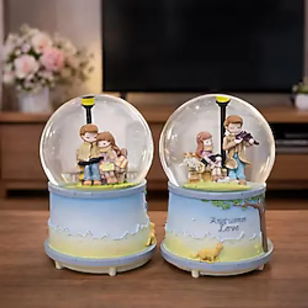 Orta Boy Bankta Oturan Sevgililer Kar Küresi