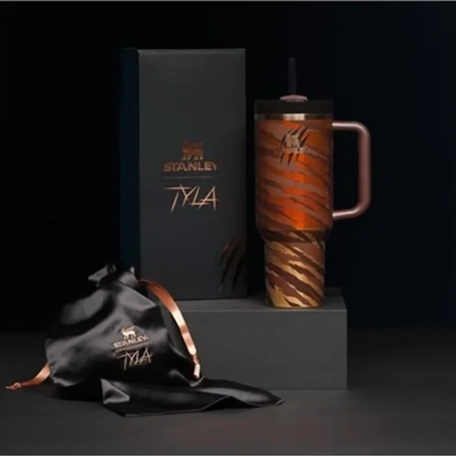 Stanley x Tyla Tyger Quencher H2.0 1.18 L (40 Oz) Pipetli Termos Bardak - Sınırlı Üretim, Tiger Desenli, Özel Kutu & Saten Çanta