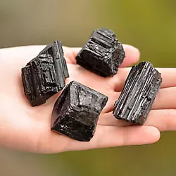 Taş Sandığı Siyah Turmalin Taşı Işlenmemiş Kütle