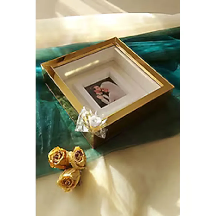 Verda Çerçeve 25x25 Gold Pleksi Kaplı Ledli Fotoğraf Bölümlü Çerçeve Gül Tasarımlarınız İçin